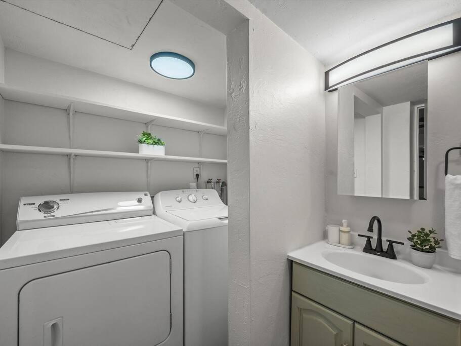 Apartment Bloomfield, Bright And Spacious Two Bedroom With Free Parking