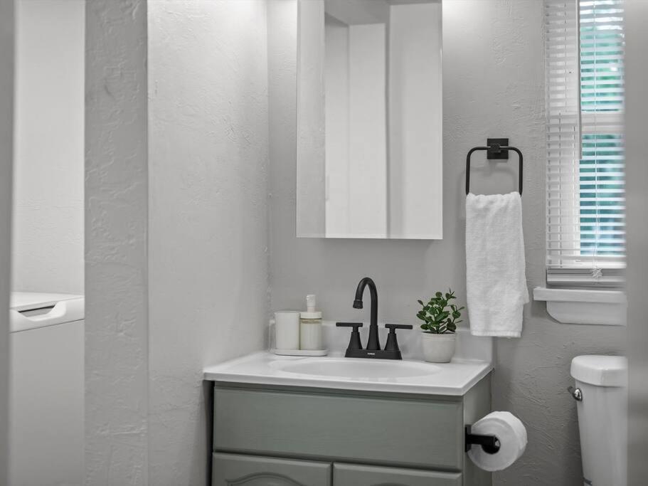 Apartment Bloomfield, Bright And Spacious Two Bedroom With Free Parking Pittsburgh