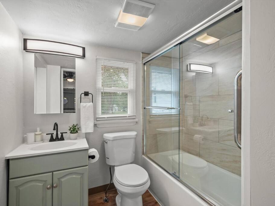 Bloomfield, Bright And Spacious Two Bedroom With Free Parking Apartment *