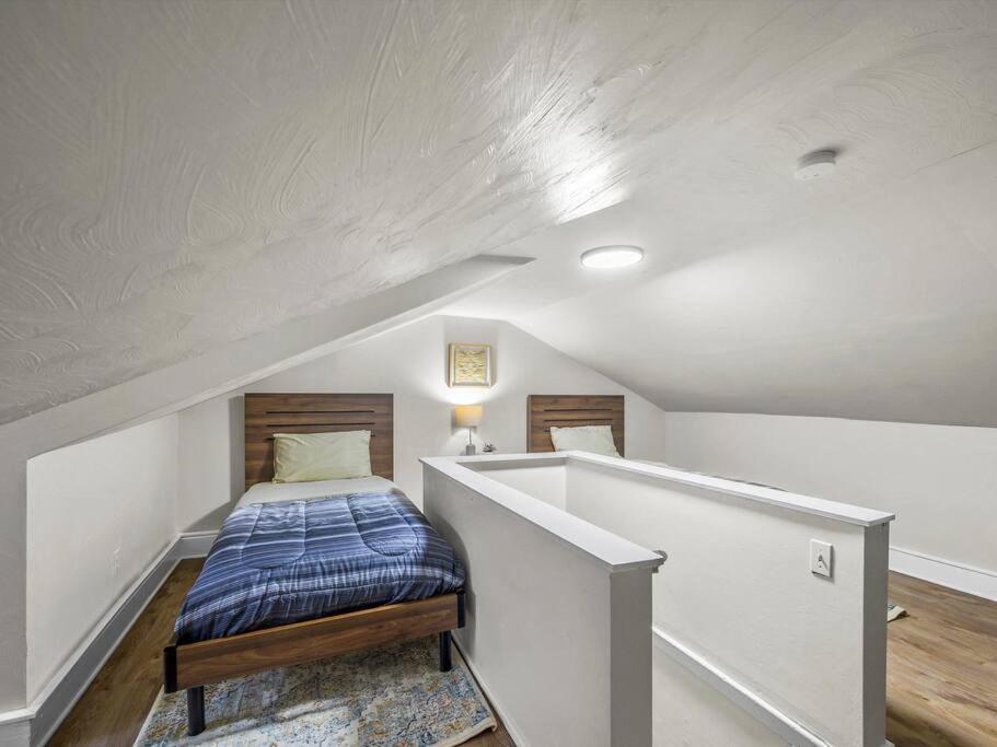 Bloomfield, Bright And Spacious Two Bedroom With Free Parking