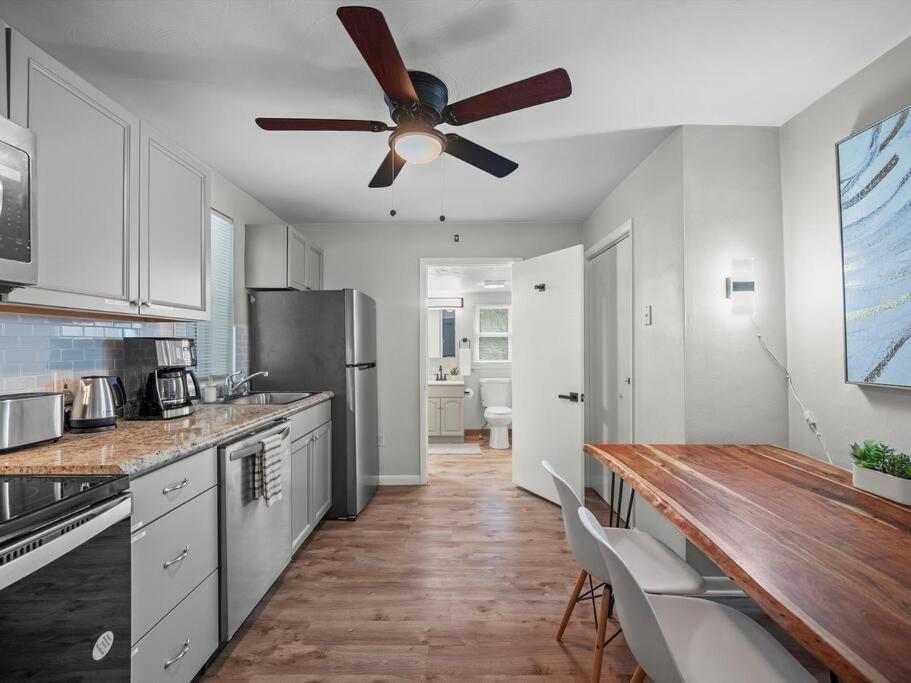 Bloomfield, Bright And Spacious Two Bedroom With Free Parking Apartment *