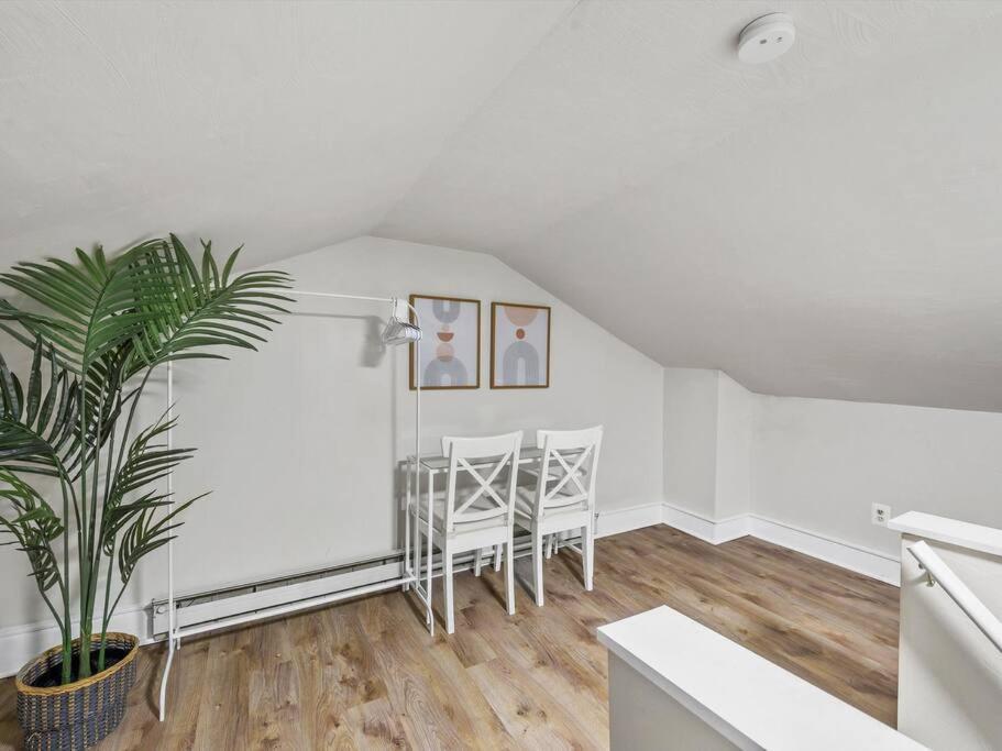 Bloomfield, Bright And Spacious Two Bedroom With Free Parking *