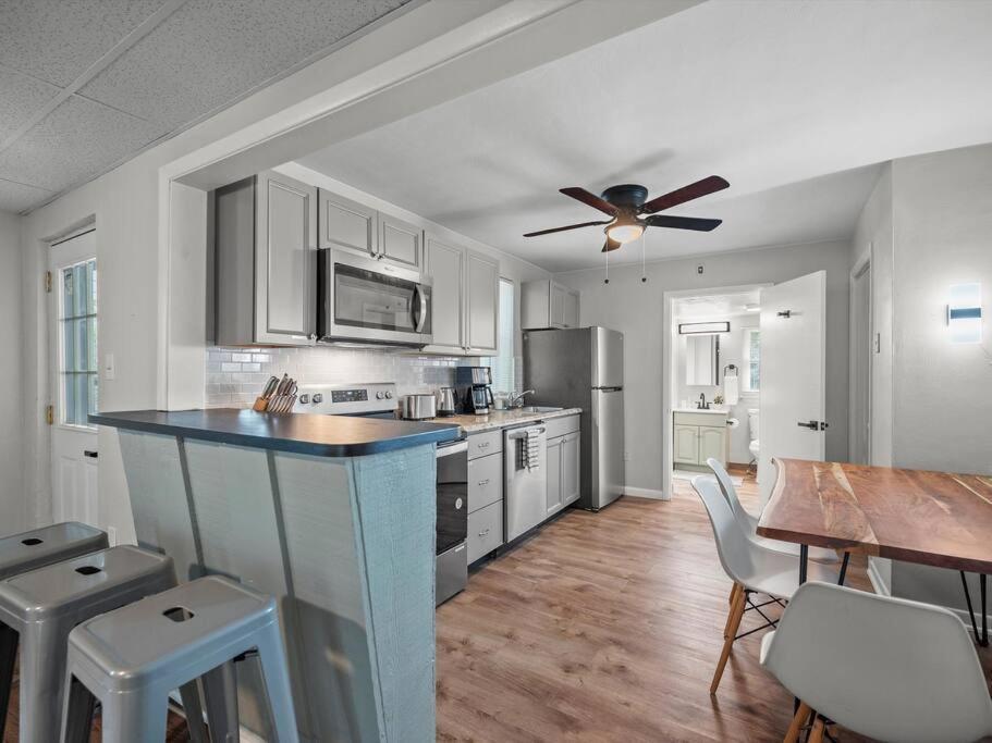 Bloomfield, Bright And Spacious Two Bedroom With Free Parking Apartment