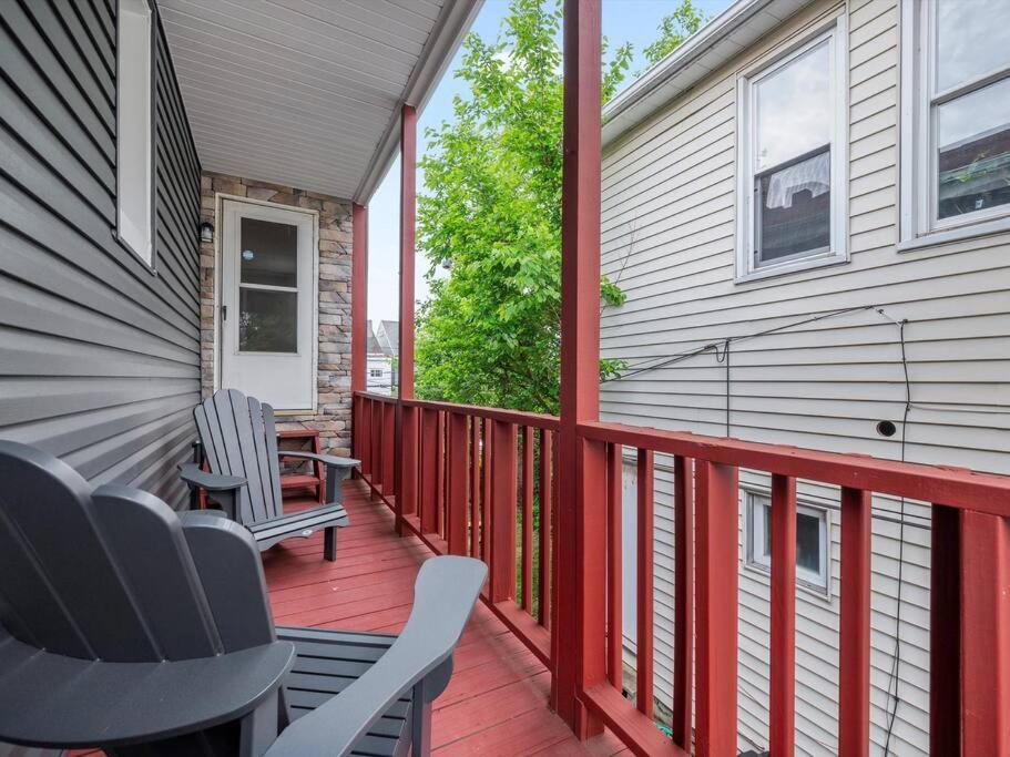 Apartment Bloomfield, Bright And Spacious Two Bedroom With Free Parking Pittsburgh