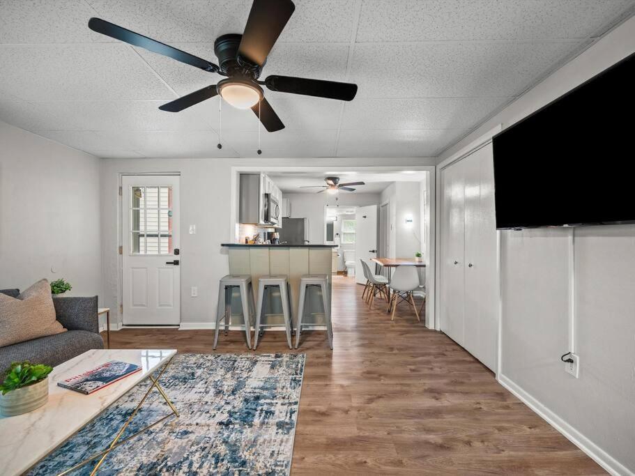 Bloomfield, Bright And Spacious Two Bedroom With Free Parking Apartment *
