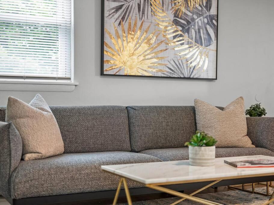 Apartment Bloomfield, Bright And Spacious Two Bedroom With Free Parking Pittsburgh
